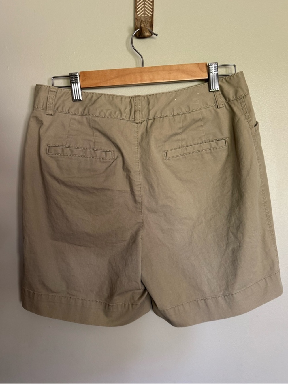 Eddie Bauer Mercer Fit Khaki Flat Front Chino Shorts women’s Size 8 - Picture 2 of 8